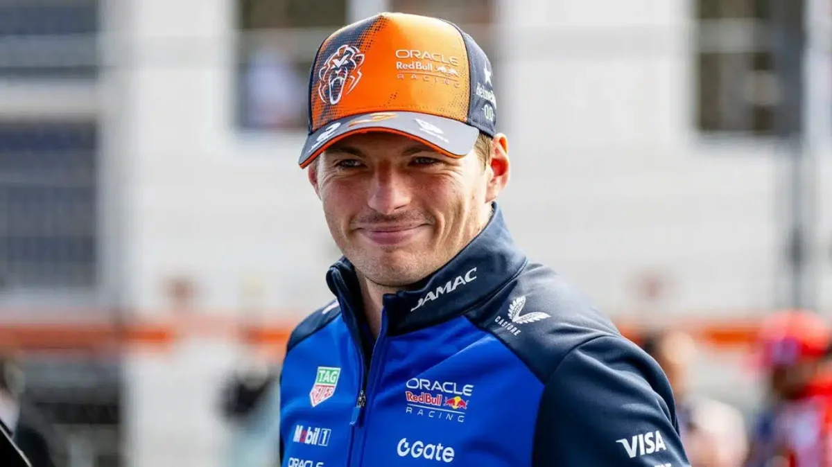 Max Verstappen encara 100 rivais em corrida de kart ao vivo