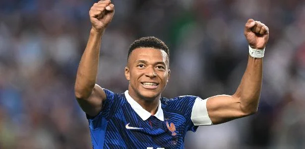 Mbappé chega a 16 gols e lidera goleada da França