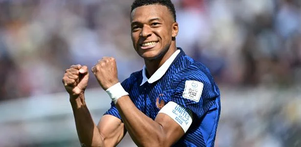 Mbappé marca dois e supera Giroud; Olise é eleito melhor