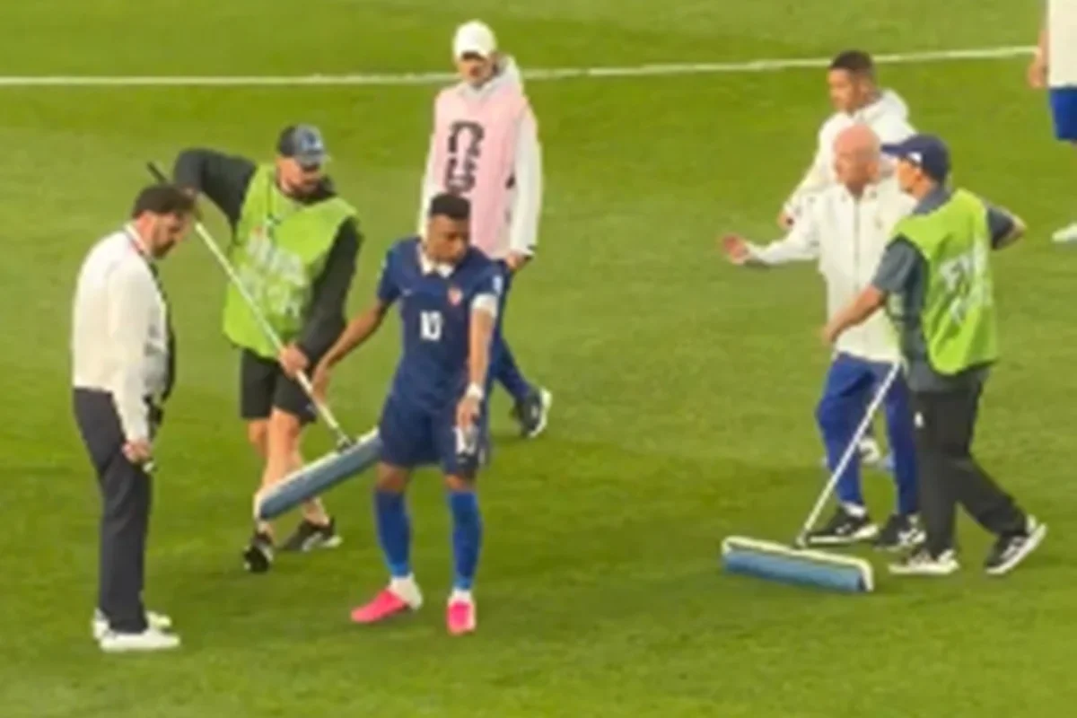 Mbappé viraliza coordenando retirada de água do gramado
