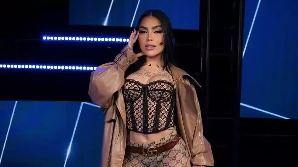MC Mirella posa de calcinha rosa rendada em lavanderia e viraliza