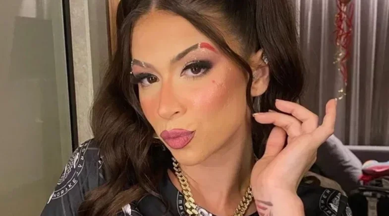 MC Pipokinha retida na imigração de Paris por causa da roupa