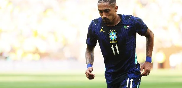 Meias pretas voltam à seleção após 92 anos e causam polêmica
