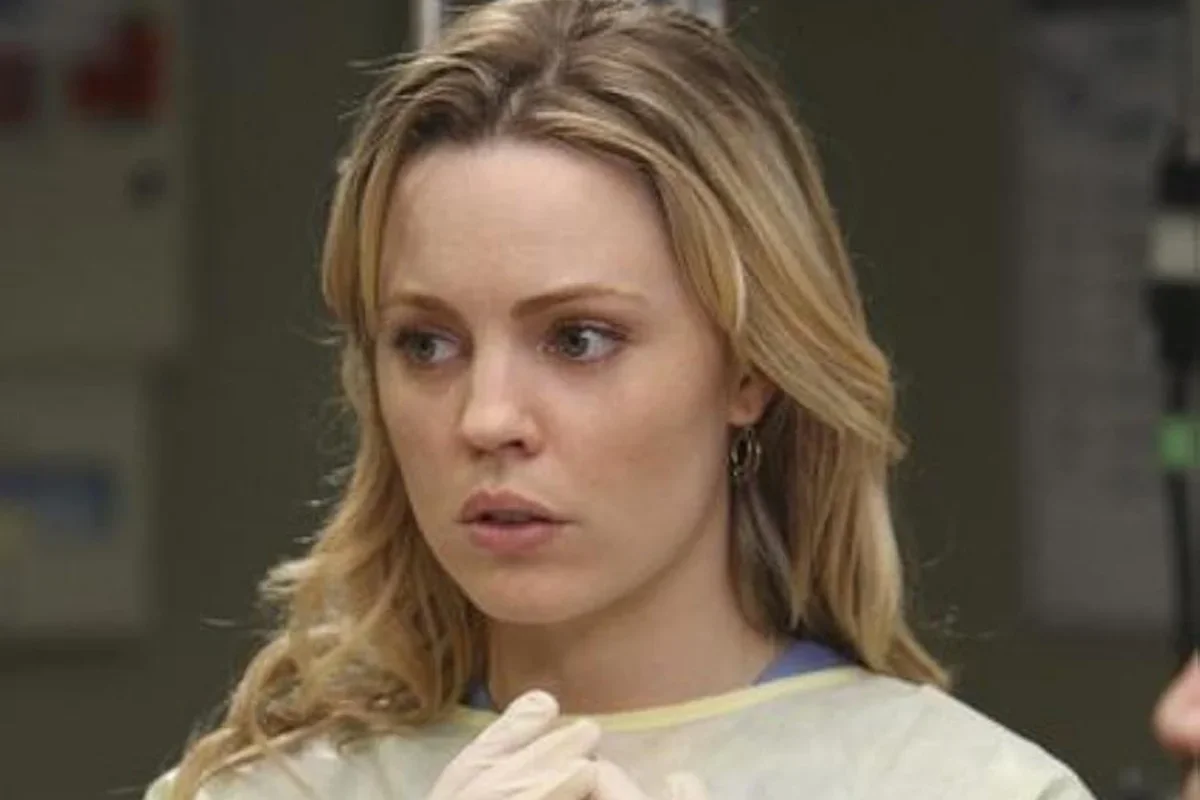 Melissa George revela filho em foto amamentando em Paris