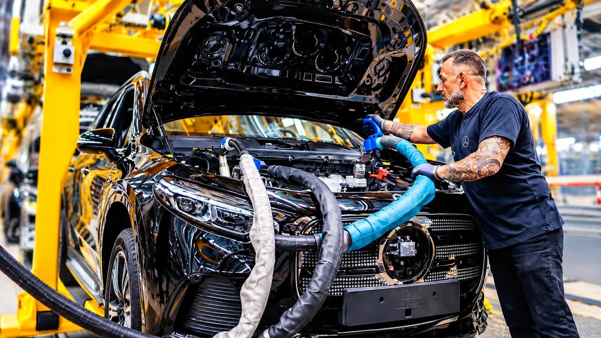 Mercedes-Benz mira €800 milhões e avalia ampliar jornada