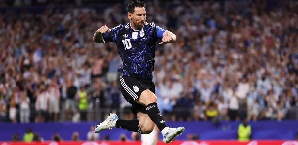 Messi amplia recorde e Argentina fecha grupos com 100%