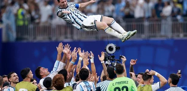 Messi amplia vantagem histórica e lidera virada épica