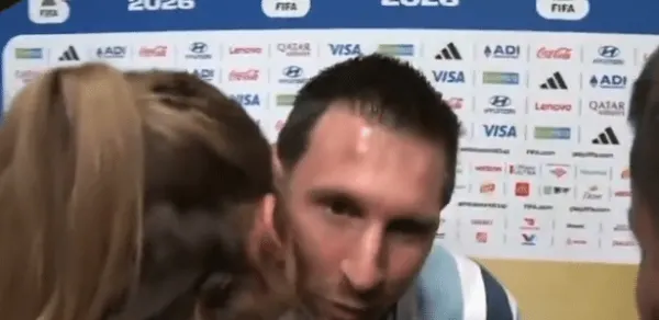 Messi beija repórter na zona mista para encerrar boatos