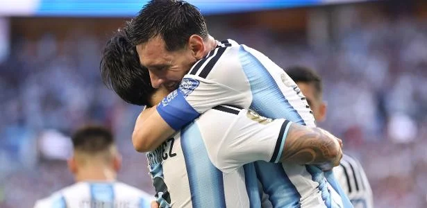 Messi brilha e Vozinha freia: Argentina sofre e avança