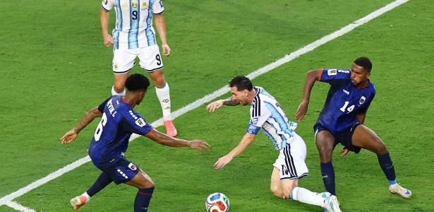 Messi brinca sobre 'pancadas' após tietagem de Cabo Verde