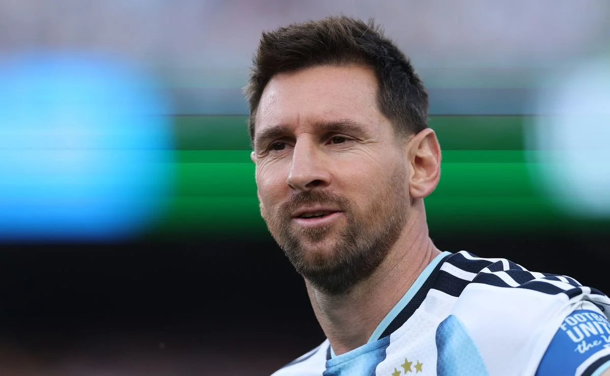 Messi evita vermelho após pisão em Mandi e ex-árbitros divergem