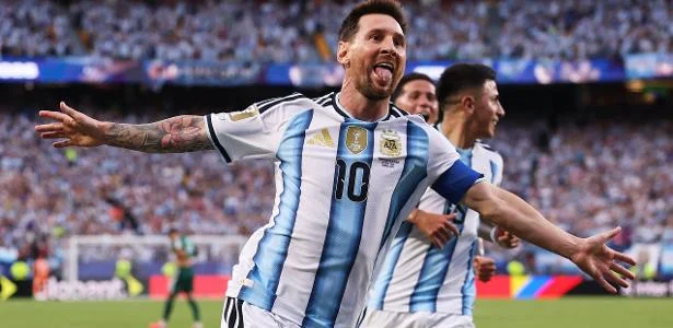 Messi iguala Klose com hat-trick e salva a Argentina