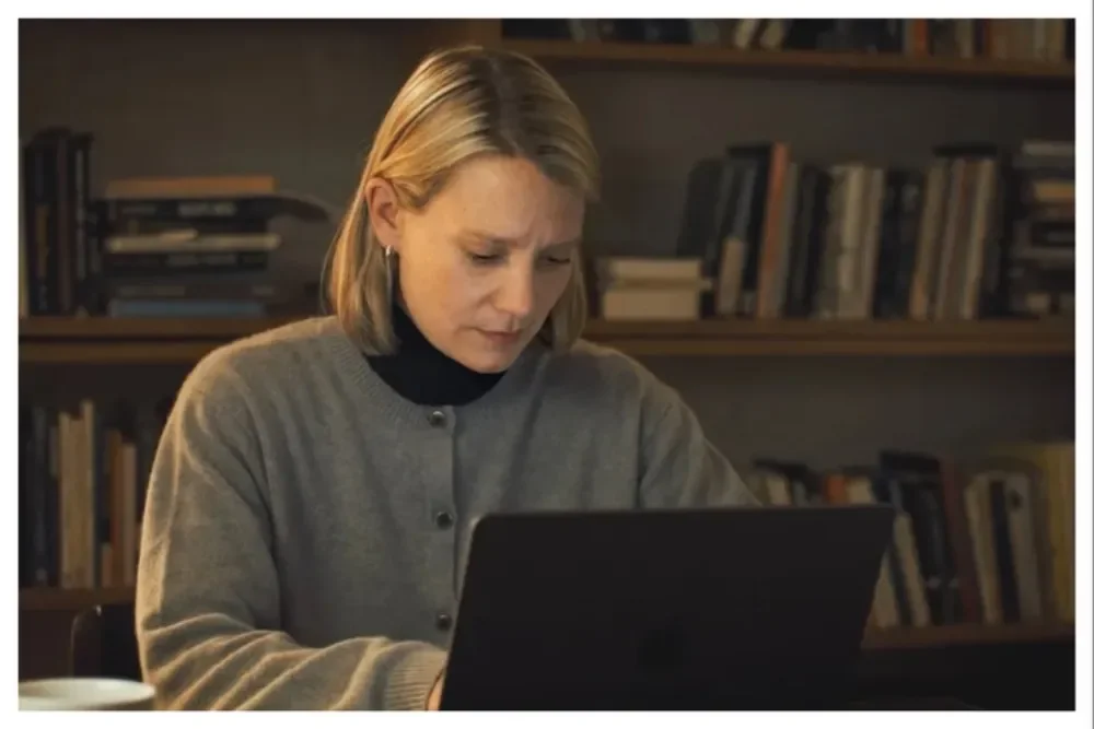 Mia Wasikowska domina "Agata the Writer" com cena final em close-up