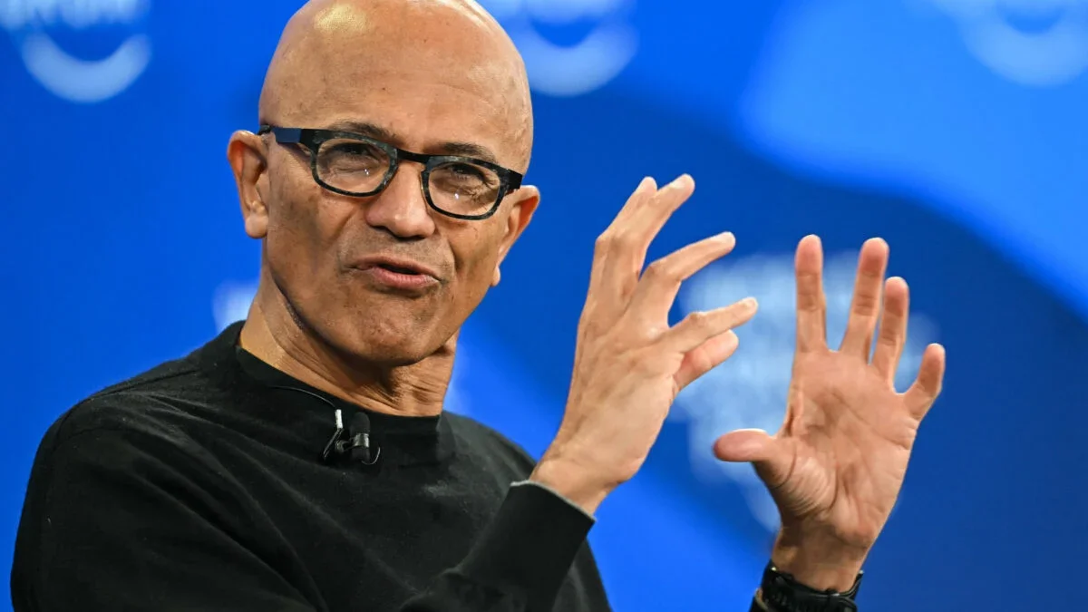 Microsoft reorganiza times em "Agents and Infra" e "Devices and Consumer" com foco em IA