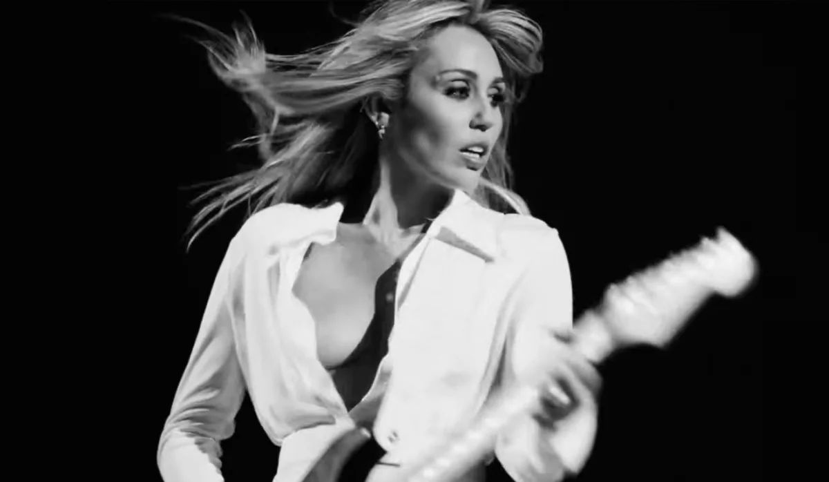 Miley Cyrus divulga tracklist Bass Persuades com Andrew Wyatt