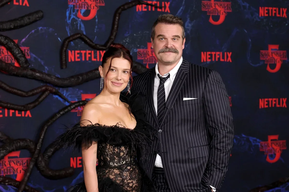 Millie Bobby Brown e David Harbour serão pai e filha na Netflix