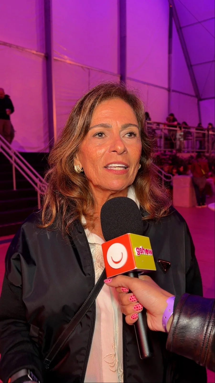 Miriam Macedo celebra Anitta como rainha da Grande Rio