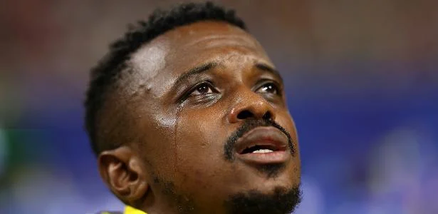 Mokoena marca pênalti, chora no hino e cumpre suspensão