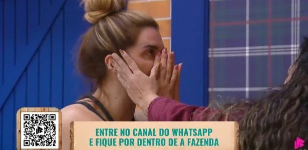 Mônica Fonseca chora ao lembrar do pai em reconciliação com Darlin