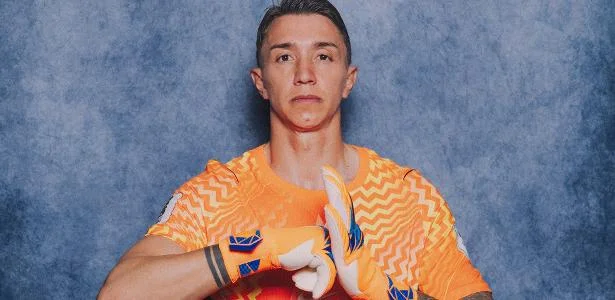 Muslera alcança 17 jogos em Copas e iguala Cavani agora