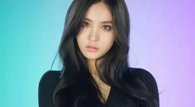 Nahyun anuncia nascimento do primeiro filho e mostra os pezinhos
