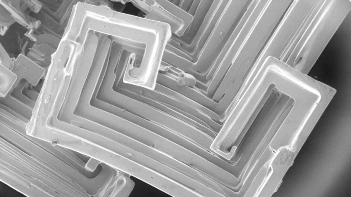 NASA exibe cristal em espiral formado na microgravidade da ISS