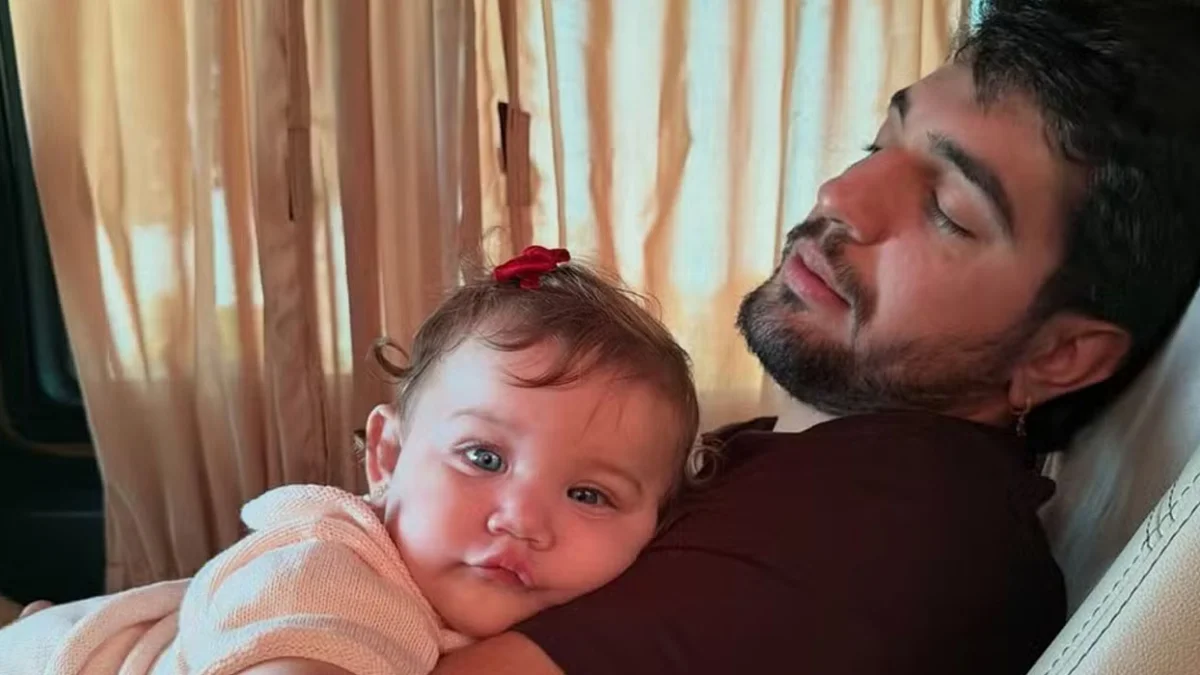 Nattan reage ao ouvir Zuza falar "papai" pela primeira vez