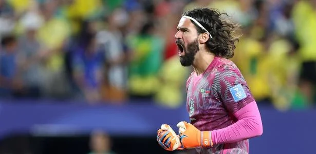 Neuer se tornou marca do gol; Alisson não tem essa presença