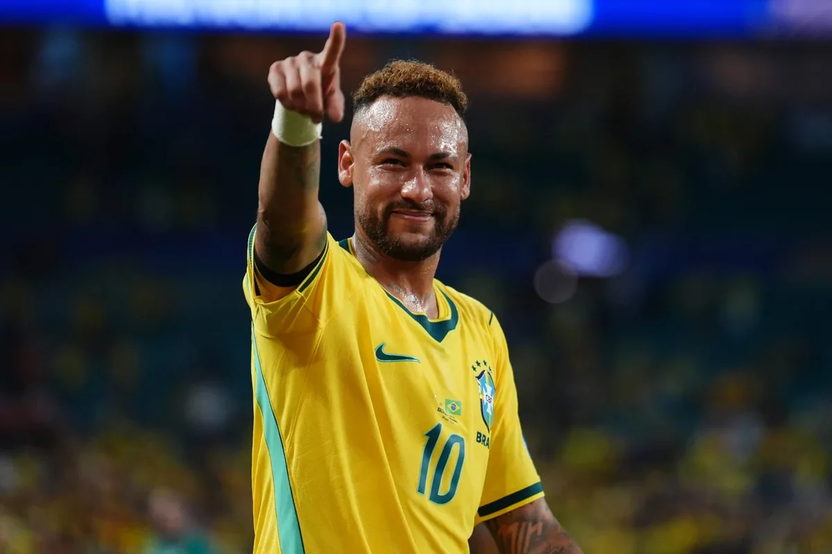 Neymar consolado pela família após derrota por 2 x 1