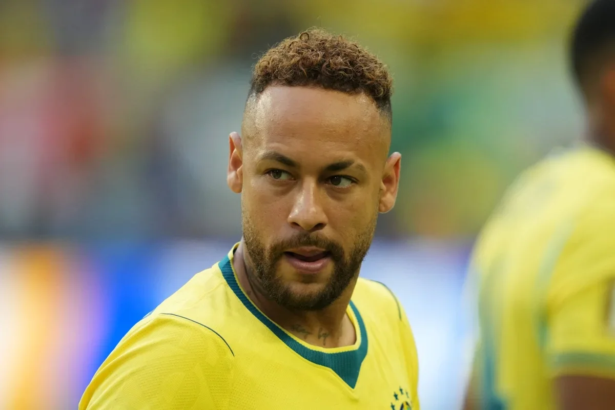 Neymar flagrado sem aliança em balada de Nova York