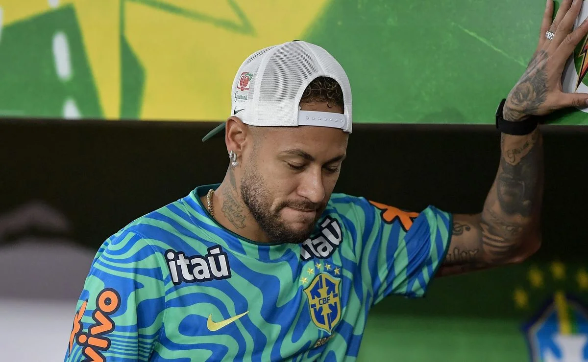 Neymar vira alvo após família autorizada na concentração