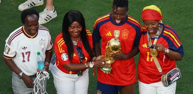 Nico entrega medalha à mãe que atravessou o Saara descalça