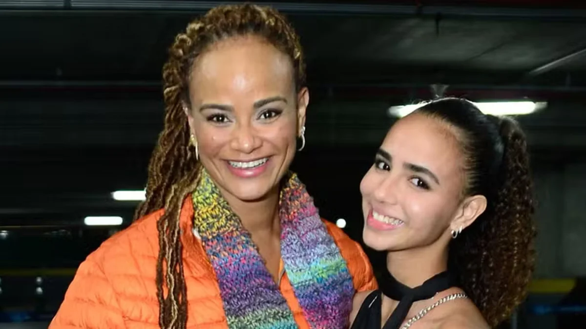 Nina Levy, 17, aprovada em Arquitetura deixa Luciana eufórica