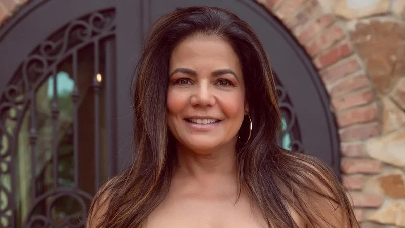 Nivea Stelmann admite que nunca deu “beijo técnico”