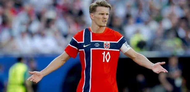 Odegaard sofreu no Real com Ancelotti e virou referência