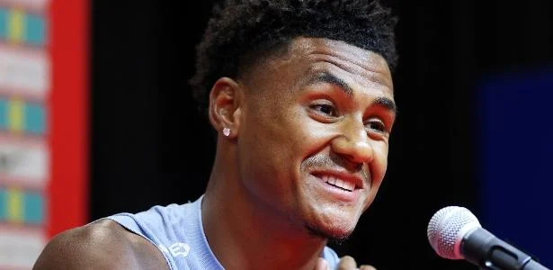 Ollie Watkins defende Doku após jornalista chamar parto 'nojento'