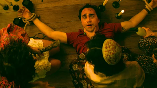 Omi: comédia de exorcismo traz último papel de Bunny Levine