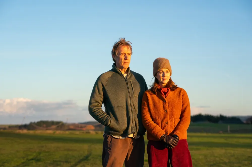 Onwards and Sideways: Linney e Ifans dão rosto humano ao Parkinson