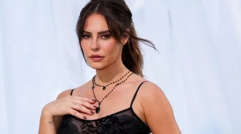 Paolla Oliveira posa de renda transparente e exibe lingerie em sessão