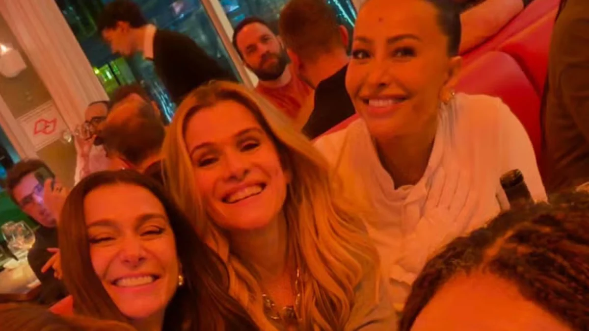 Paolla Oliveira reúne Sabrina Sato e Taís Araujo na "noite das garotas"