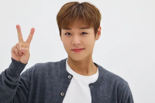 Park Ji Hoon: light stick versão 2 chega com orelhas de onça