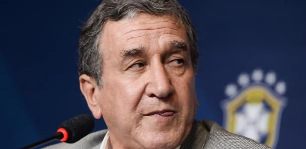 Parreira sedado e respirando com aparelhos; sedação reduzida