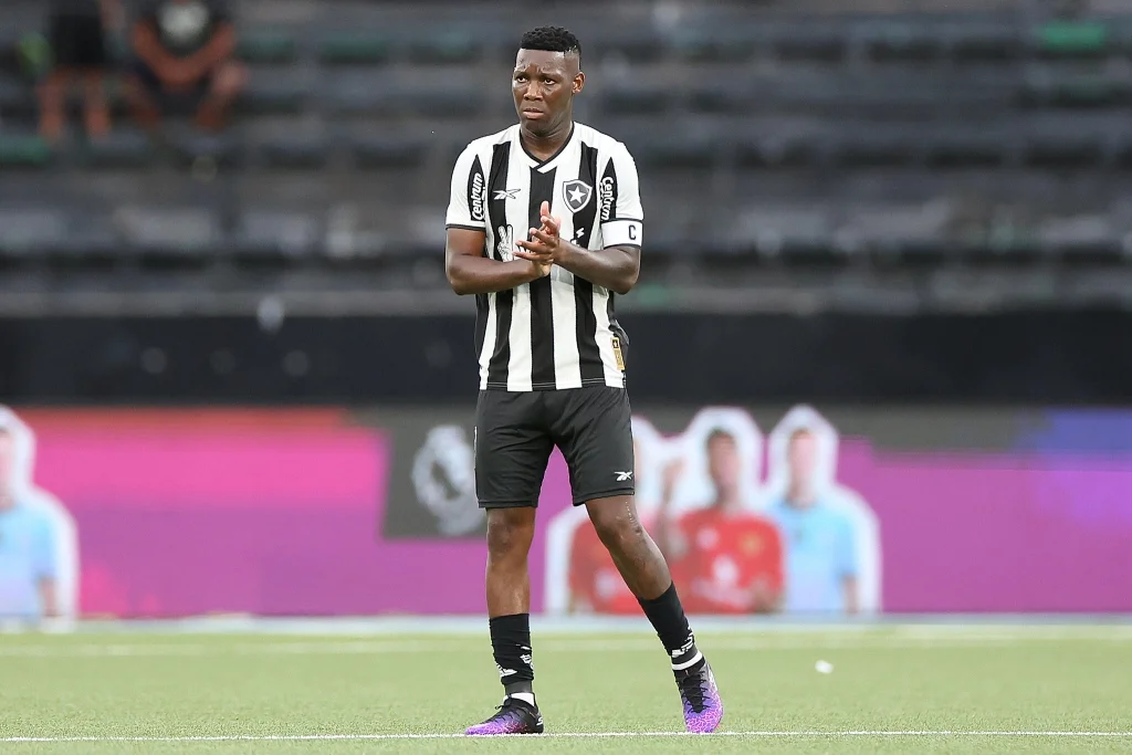 Patrick de Paula retorna ao Botafogo e já procura clube