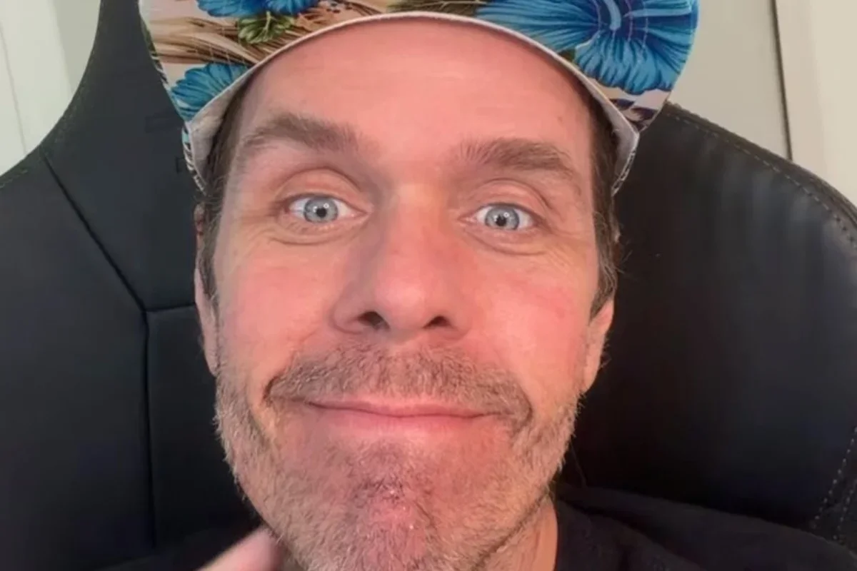 Perez Hilton: mãe pede guarda provisória após automutilação ao vivo