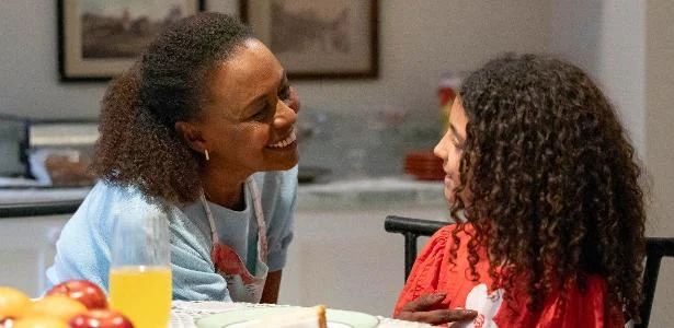 Por Você: mãe de Bela surge em flashback que revela a rivalidade