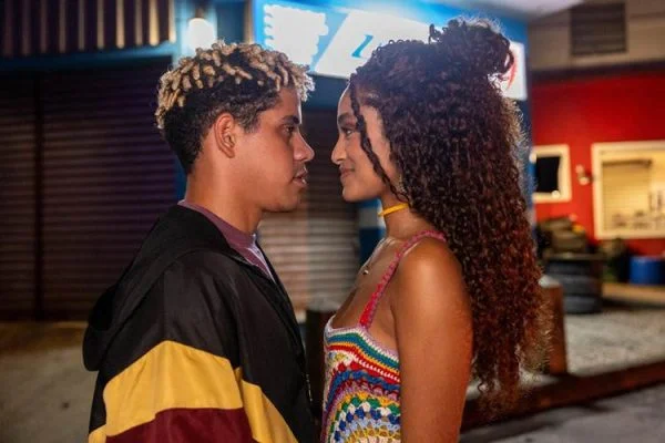 Por Você: Peixe e Dalila selam relação com beijo surpreendente