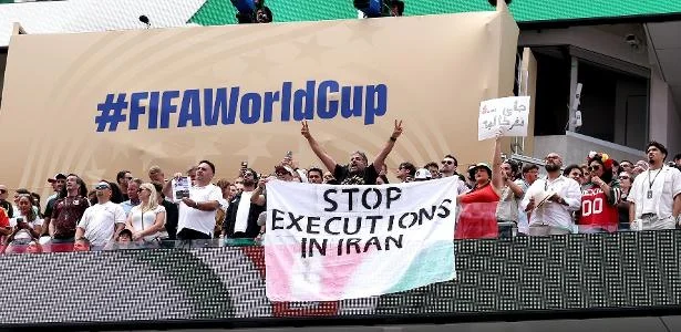 Protesto em jogo da seleção do Irã expõe faixa "Stop executions"