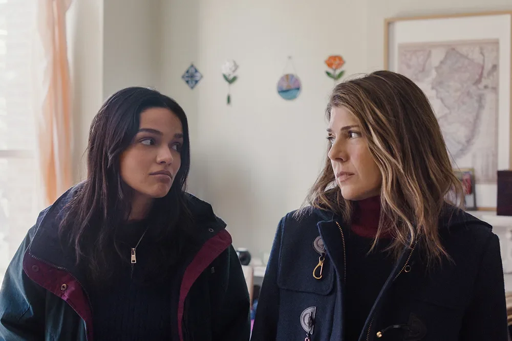 Rachel Zegler: filha perdida de Marisa Tomei na primeira imagem de She Gets It From Me