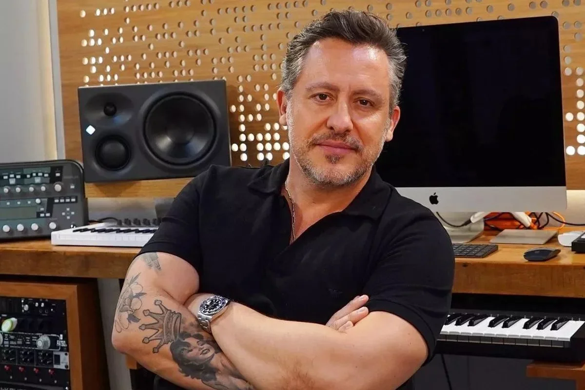 Rafael Maximiano engana Rick Bonadio e recebe elogio