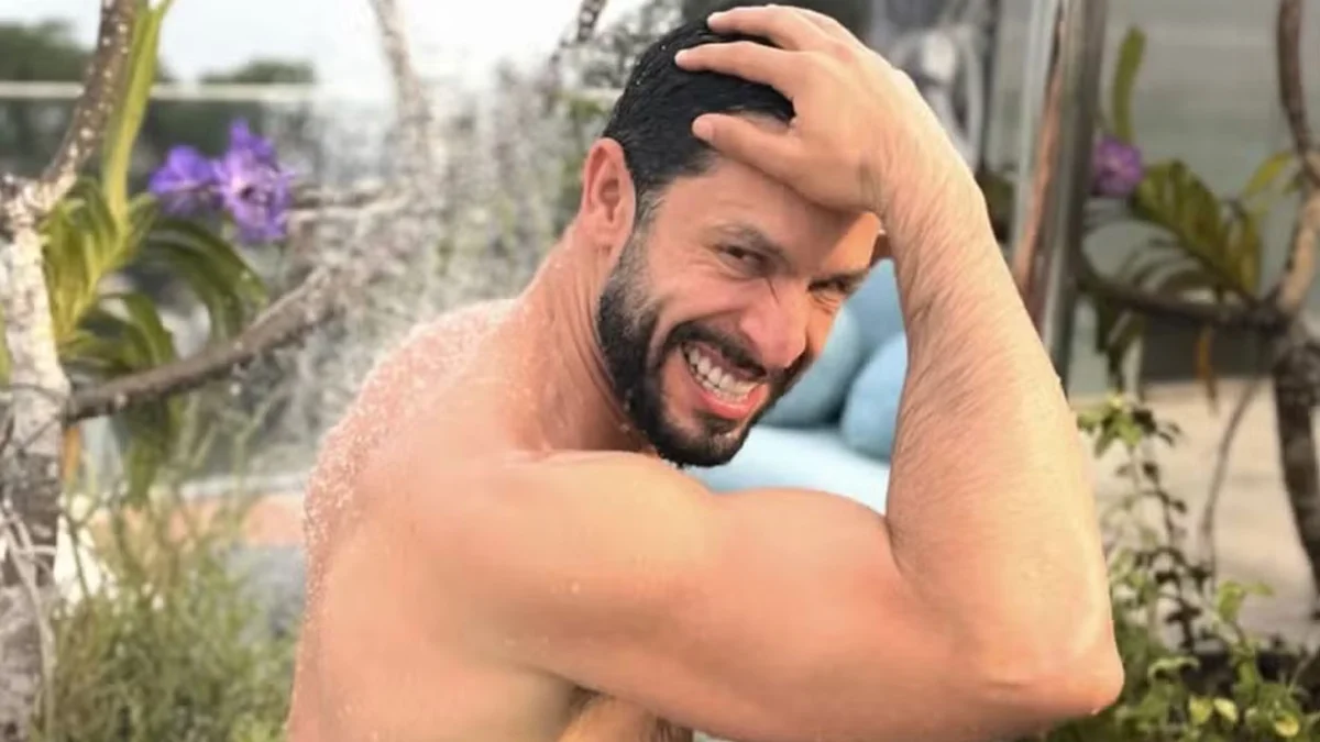 Rainer Cadete vira alvo de elogios ao posar de sunga